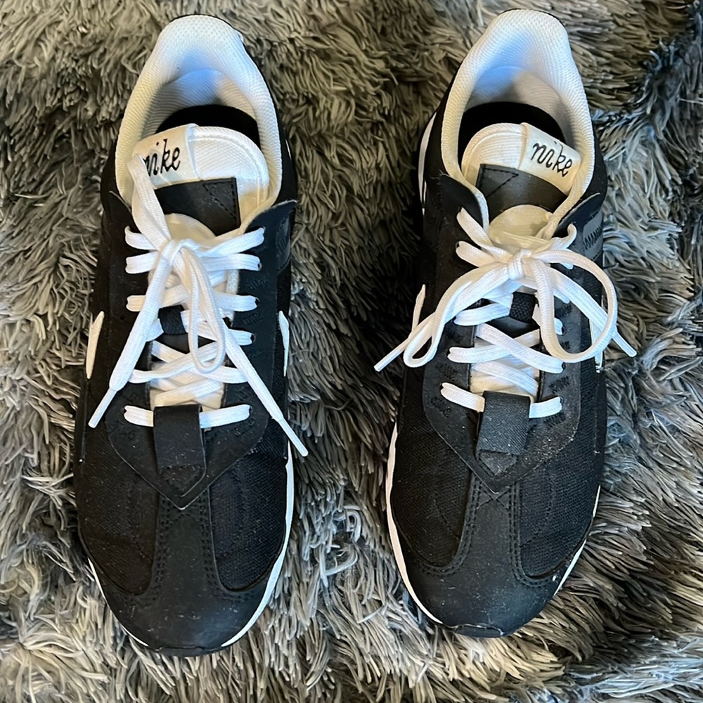 Womens nike sz 10 black and white